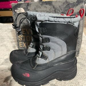 The North Face Black and Gray Alpenglow Winter Boots Boys SZ 4/VGUC/original box
